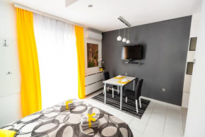 BLACK & YELLOW Centrally located studio